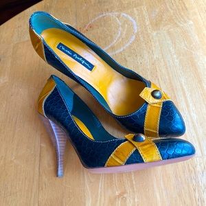 Mario Bologna Green Yellow Leather Pumps Size 38 US 7,5, in good condition